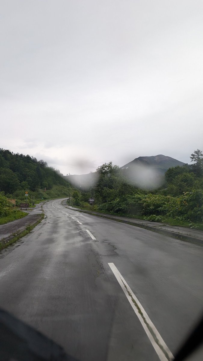 8/7（水）6:30 大雪山旭岳レピータ
本日はレピータのメンテナンス日。
あいにくの雨模様ですが、小降りの合間を狙ってアンテナ・同軸ケーブルの点検と、タワーの塗装作業に取りかかります。
滑落注意、気を引き締めて頑張ります！