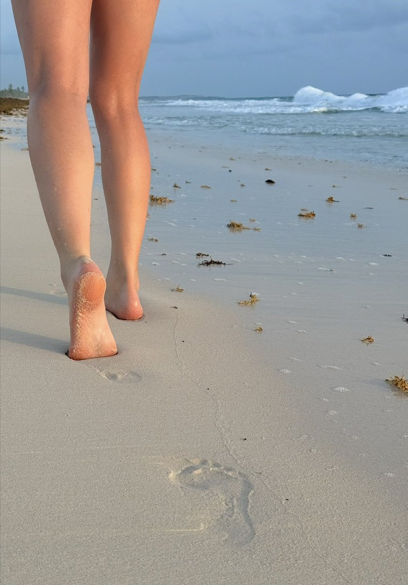 Vickylushy's tweet photo. #feet #feetworshi̇p #feetfetısh #legsnheelsbaby #legs #ocean #WATERBOMB2025 #water #vacation #TikTok #benbvolliefde #sand #south https://t.co/3Hayu28Gw6