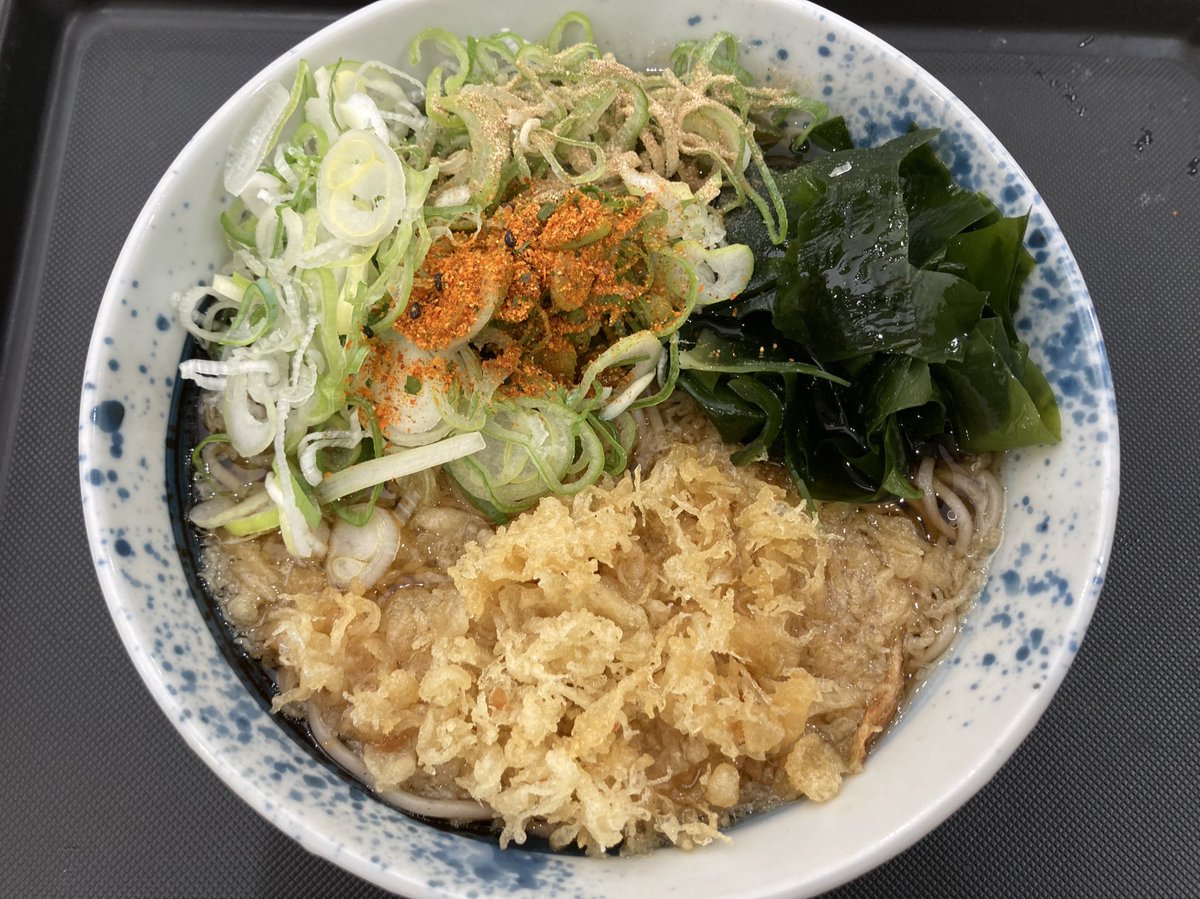 暑さ厳しい今朝はしぶそばさんで敢えての温たぬきそば¥460ネギ増し¥30。たっぷりネギには出汁塩がよき。エアコンでキンキンに冷えた店内で食す熱々のたぬきそばもよき。#立ち食いそば #しぶそば