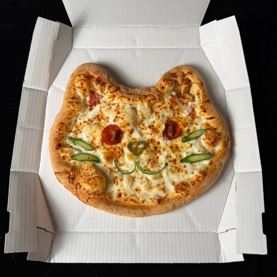 今日は #世界猫の日 なので、ドミノからは猫ピザをお届け🐈🍕
※実際には販売しておりません

みんなの推しの猫も見せてください🐾