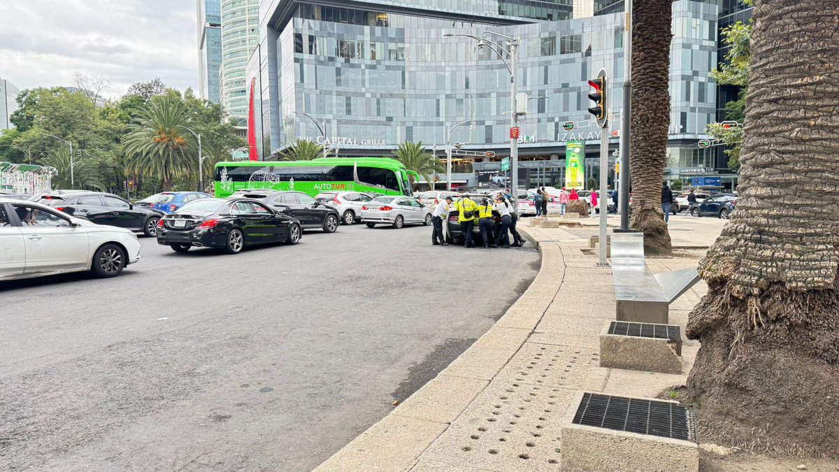 pablosn_12's tweet photo. @SSC_CDMX está buena la hueva? Que bien trabajan viendo el cagadero de reforma cómodamente estacionados. @OVIALCDMX https://t.co/cfLMJzuxNB