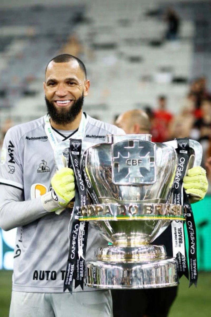 tuitaalayla's tweet photo. RESPEITEM O GALO, RESPEITEM O MAIOR GOLEIRO DA HISTORIA DO GALO!!!!! https://t.co/7j1h5mcBcY