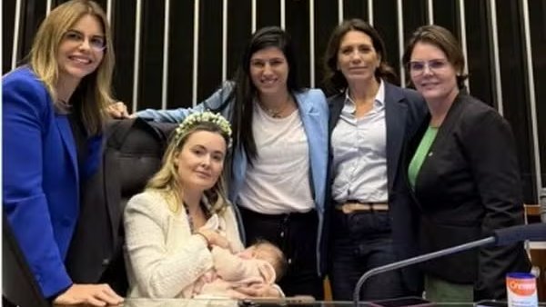 Deputada da oposição leva sua bebê de colo para ocupação do plenário glo.bo/3UT94Ze #g1