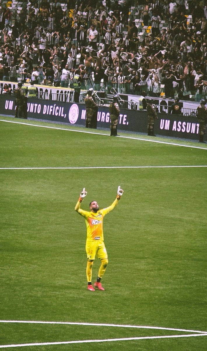 OledoCam's tweet photo. O MELHOR GOLEIRO DA HISTÓRIA DO GALO 🙏🏽🖤 https://t.co/g6XtnHPY9x