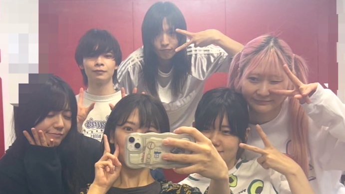 #UTSM魂の形 #稽古 #振り返り
おそらくこれで最後。
稽古序盤の、仲良くなりたいけどどれくらい距離詰めていいのかわかんなくて絶妙な位置にいるやつ😌
ちなみに僕の両手は魂の形を表してます(？)