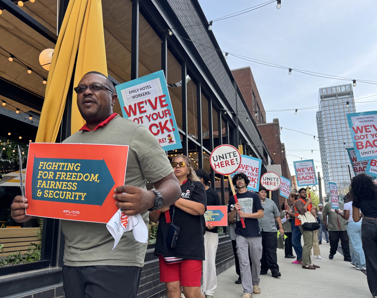 UniteHereLocal1's tweet photo. Thank you to our Union family at @AFLCIO and @chicagolabor for joining us today to let the Emily Hotel workers know: “WE’VE GOT YOUR BACK!”
#ItsBetterInAUnion #RespectUsAtTheEmily https://t.co/kCprdLWfBC