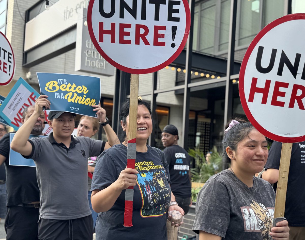 UniteHereLocal1's tweet photo. Thank you to our Union family at @AFLCIO and @chicagolabor for joining us today to let the Emily Hotel workers know: “WE’VE GOT YOUR BACK!”
#ItsBetterInAUnion #RespectUsAtTheEmily https://t.co/kCprdLWfBC