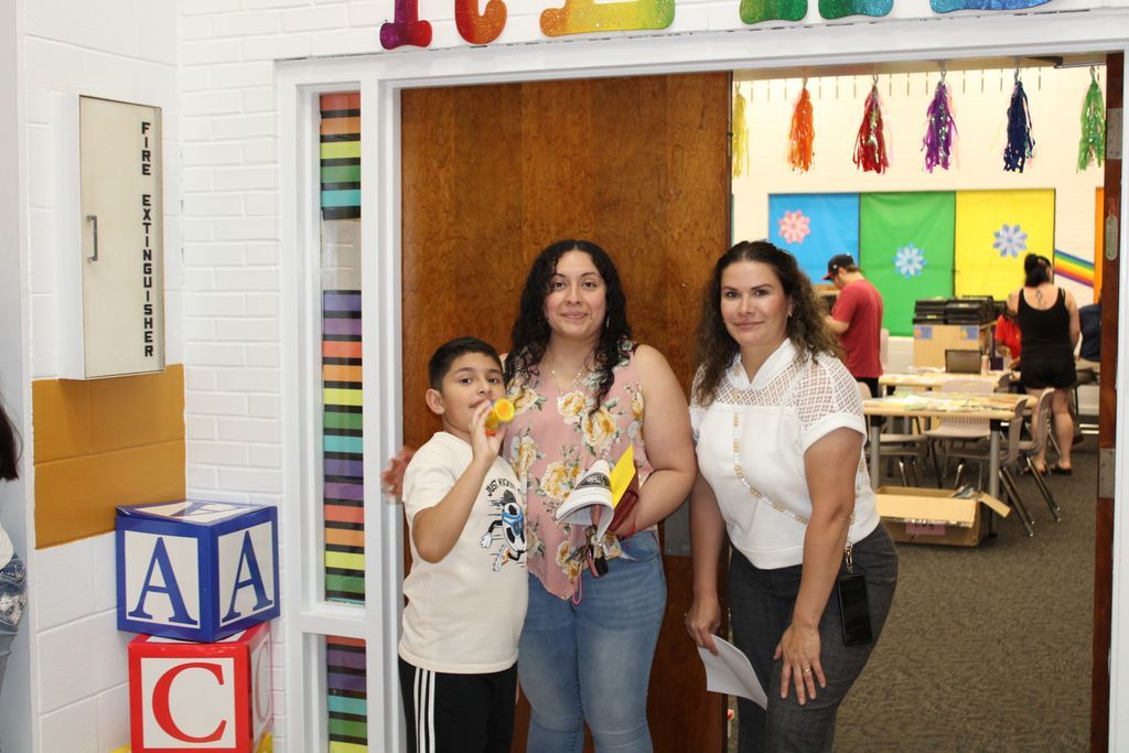 LeeCoSchools's tweet image. During the @LoachapokaElementarySchool Meet the Teacher Night on Aug 4th, a special meeting was held in Spanish for ESL families to review important topics. They had an 80% attendance rate! #FamilyEngagement #NoLanguageBarrier #RaisetheBar