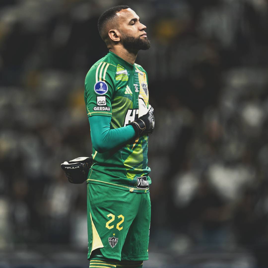 R10Score's tweet photo. Everson nos mata-matas em competições nacionais e internacionais em 2025:

26 defesas (!)
3 pênaltis defendidos nas disputas (!)
2 pênaltis convertidos nas disputas (os dois classificaram o Atlético-MG)

Decisivo demais! 🐔💪🏼 https://t.co/8mcUbNt86h