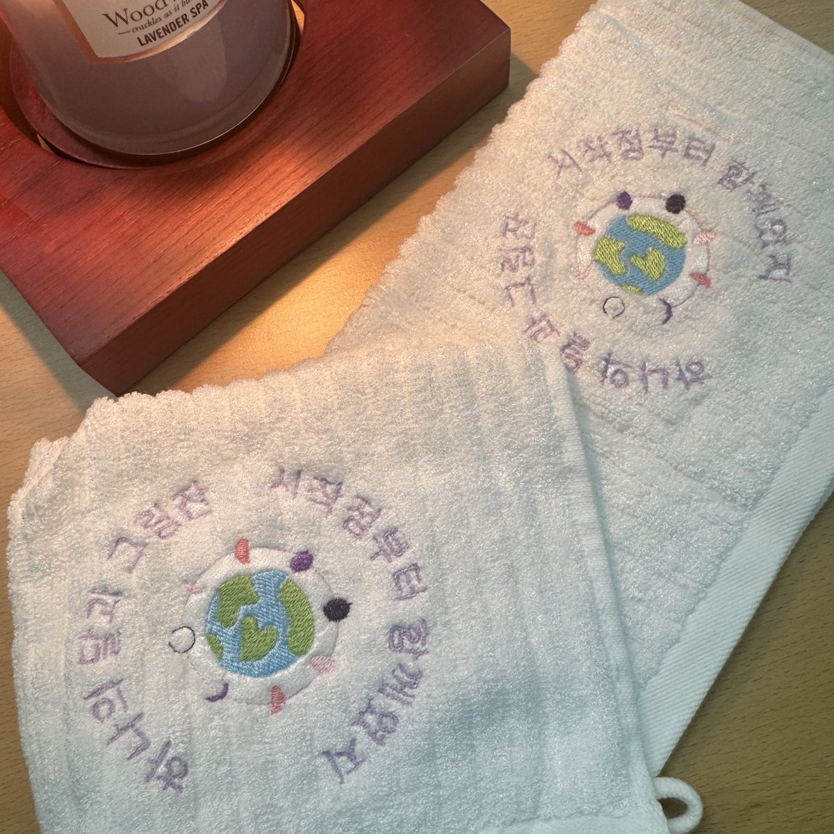 오늘이 입추라니…🙄 
한동안은 더울테니 땀을 훔칠 혜성/사평선 손수건을 하나 데려가 보심은 어떠신가요. 

가정용 재봉틀로 직접 수놓은거라 부족함이 있어요. 그래도 죄없는 손수건은 아가용 부드러운 순면제품입니다🥰 랜덤 고리수건까지 합해 토일 각 20개 정도일 것 같아요.