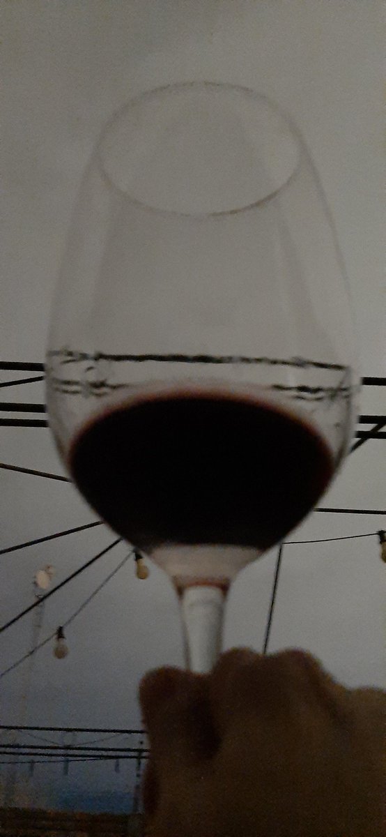 - Peti te estás tomando un 🍷 en noche nublada???

- Chi ...