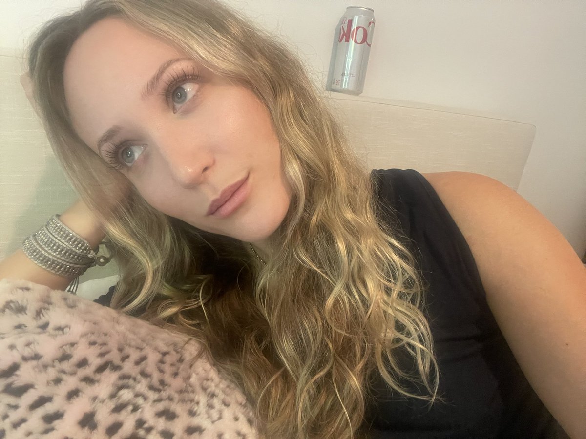 capresequeen's tweet photo. Feeling cute might delete later https://t.co/CZKfJ7Cb1C