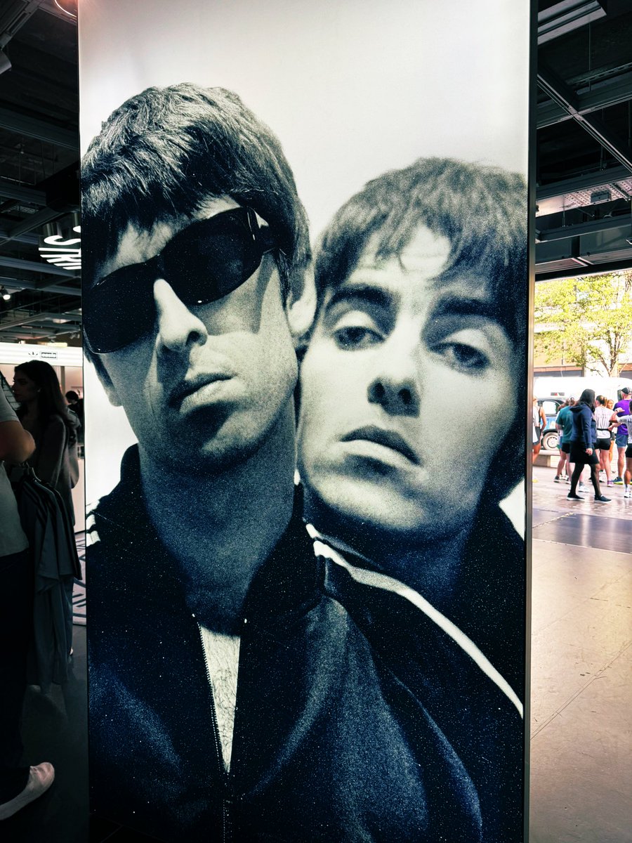 オアシス 特大ポスター　オフィシャル正規品　新品 oasis ギャラガー兄弟 Amazon.co.jp: オアシス 特大ポスター オフィシャル oasis ギャラガー