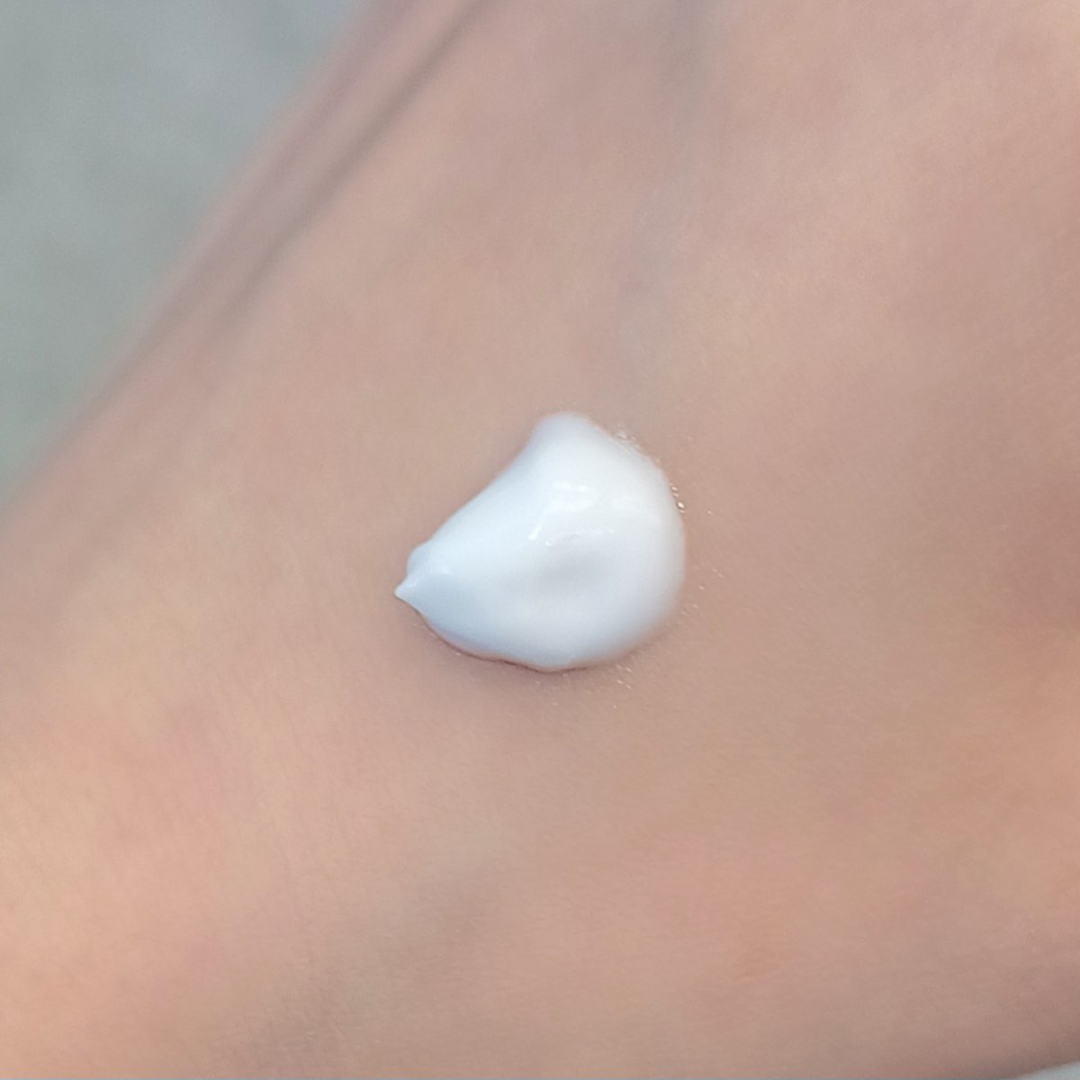 krr_nao's tweet image. 引用見て気になってたディペアクリーム
先に言っとくけど、店頭ではマジで見つからん😭薬局何軒も回ったのに「PDRNクリームならこれ」てリジュオール渡されるだけで…結局クパンでポチりました。
乳液っぽいテクスチャで塗り心地は◎‼なんだけど仕上がりがオイリーっていうかめっちゃテカる…なんで？