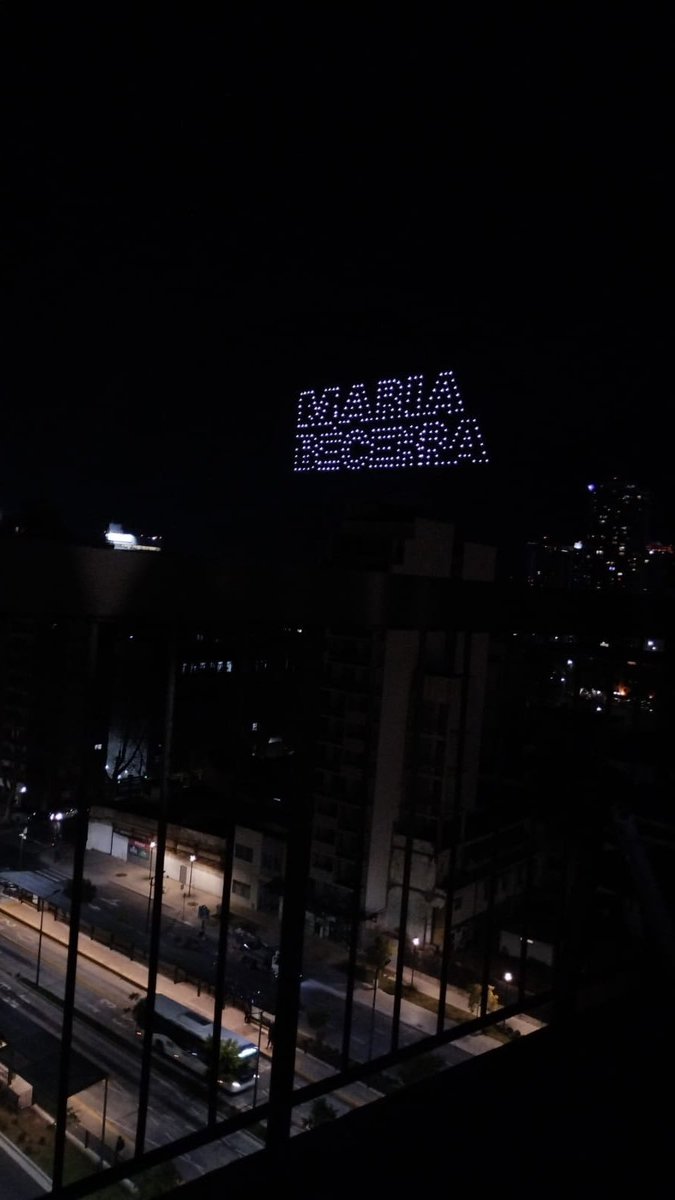 milloerbakeracl's tweet image. Dos artistas anuncian su 3er river.

Maria: Alquila 1000 drones, canta en las alturas, luces y bla bla.

Airbag: una maqueta, un pizarrón y un fibron