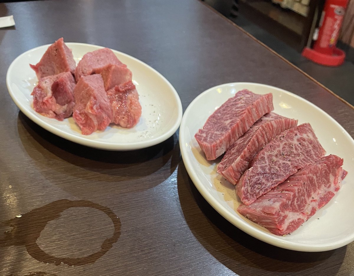 三宿トラジのハラミが最高だった。ジューシーand旨みたっぷり。
入荷少なめで1人一切れと電話でもらったけど頼まない人が多くて残ったとのことで通常どおり頼めてラッキーだった。
タンもうまい。
時間が経っても覚えてるうまさだった。