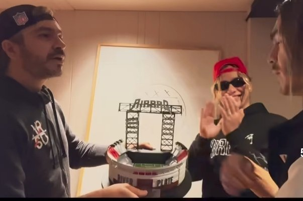 milloerbakeracl's tweet image. Dos artistas anuncian su 3er river.

Maria: Alquila 1000 drones, canta en las alturas, luces y bla bla.

Airbag: una maqueta, un pizarrón y un fibron