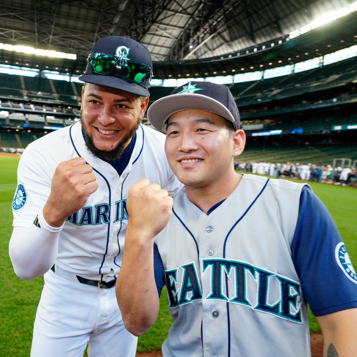 Mariners's tweet photo. All smiles at our second #MarinersSTM Photo Day of the season 📸 https://t.co/rWMPalToqP