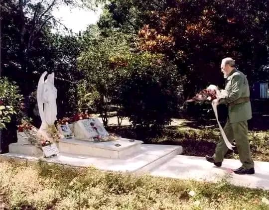 Gloria eterna a Lina Ruz, quien supo educar a dos valientes que dieron libertad a la Patria. 

La madre es sagrada, los grandes de nuestra historia lo demostraron con su amor y respeto al actuar. 

6/08/1963 fecha de fallecimiento de Lina Ruz.