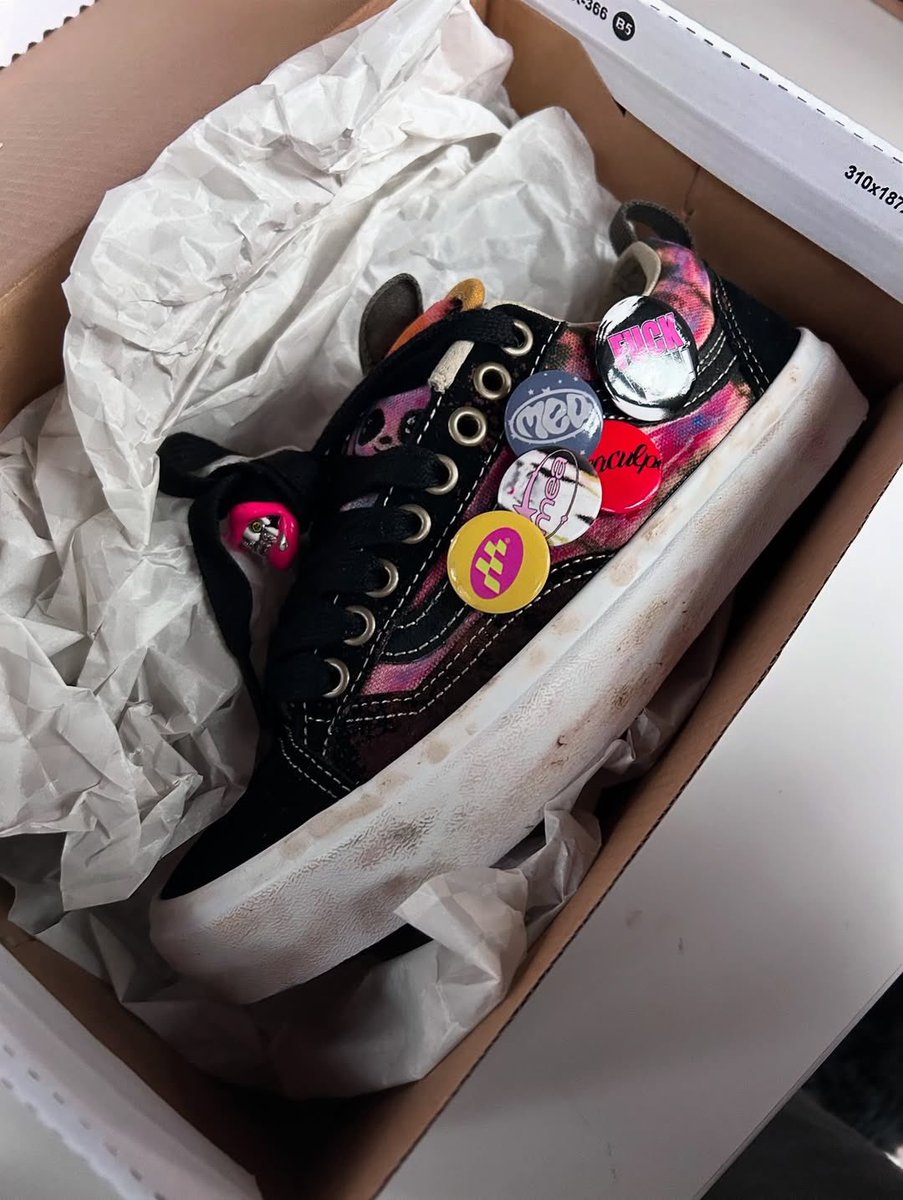meaculpaco's tweet photo. Soooo Vans made their own thing — and we couldn’t stop thinking about it.

We made our own version for the girls (and guys), and we’re kinda obsessed. 🫣💋⭐️

Giving one pair away w/ a pinned beanie — because why not? Would you rock these? 🤭 https://t.co/Gv15KzSv10