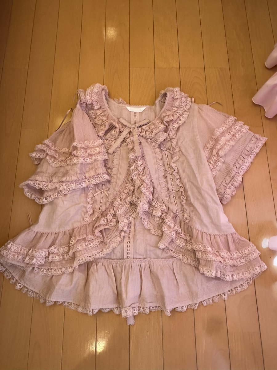 銀座店で買った物🛍️🛍️
ボレロ風に着れるブラウス🩷🩷
レースが可愛い🩷🩷💕