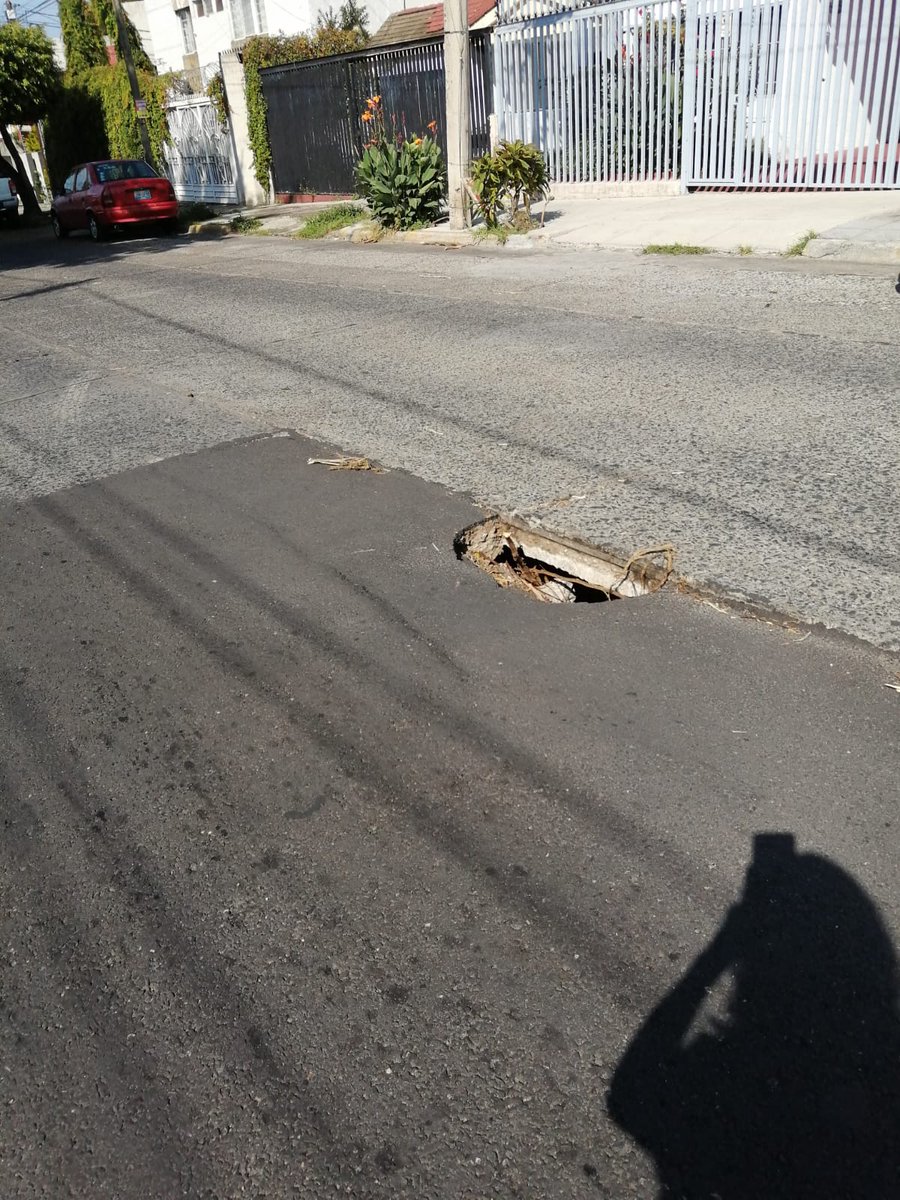 SergioGDL10's tweet photo. @siapagdl Buenas tardes, para reportar el siguiente socavón, comparto la ubicación exacta, gracias.
https://t.co/fq3LoHx5h1 https://t.co/3IjX1oA04J