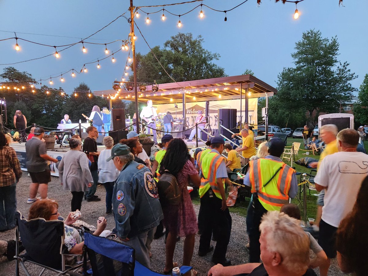 PPDExplorers's tweet image. All women Police Explorer Cadet Color Guard conducted the opening ceremony of the Pennypack Music Festival. The Cadets got the audience involved with a group dance during the concert intermission. 🎶🇺🇲 @PPDComPrtBureau