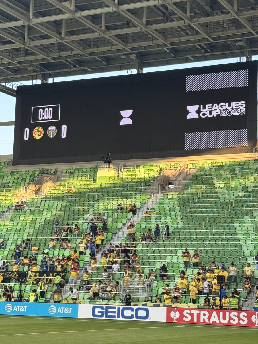 El 11 del América vs Portland. Rayito titular 

30.- Cota Rodolfo (P) (C)
34.- Espinoza Dagoberto
29.- Juárez Ramón
4.- Cáceres Sebastián
15.- Orquin Ralph
11.- Dávila Víctor
13.- Cervantes Alan
20.- Gutiérrez Alexis
7.- Rodríguez Brian
28.- Sánchez Erick
19.- Zúñiga José