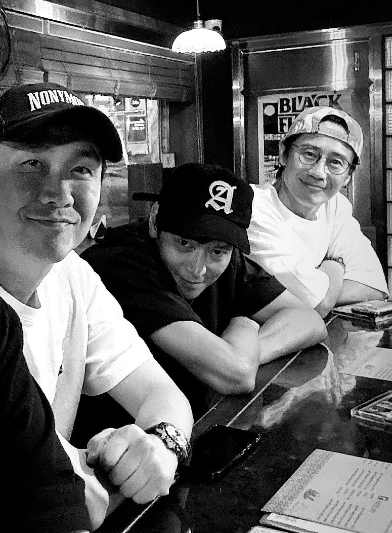 arbyslight's tweet photo. 근데나도
신하균 강동원 오정세 같이 영화찍었대 <<그럴수있음
신하균 강동원 오정세 같이 홍대 낭만 뮤직투어 다녀왔대 <<엥????

약간 이런너낌이라 아직도 입떡벌리고있음 https://t.co/3IGZv0UJrF