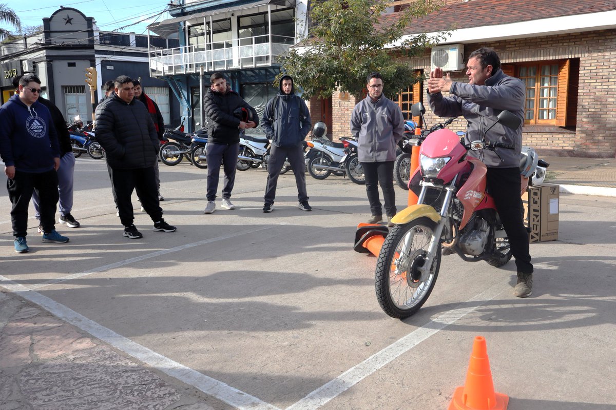 RedSegVial's tweet photo. #Coronda
🏍️Continuamos recorriendo las ciudades de la provincia con las Clínicas de Conducción Segura de Motos con canje de cascos para abordar una de las problemáticas viales más importantes.👇🏼 https://t.co/RhvIUQRyEv