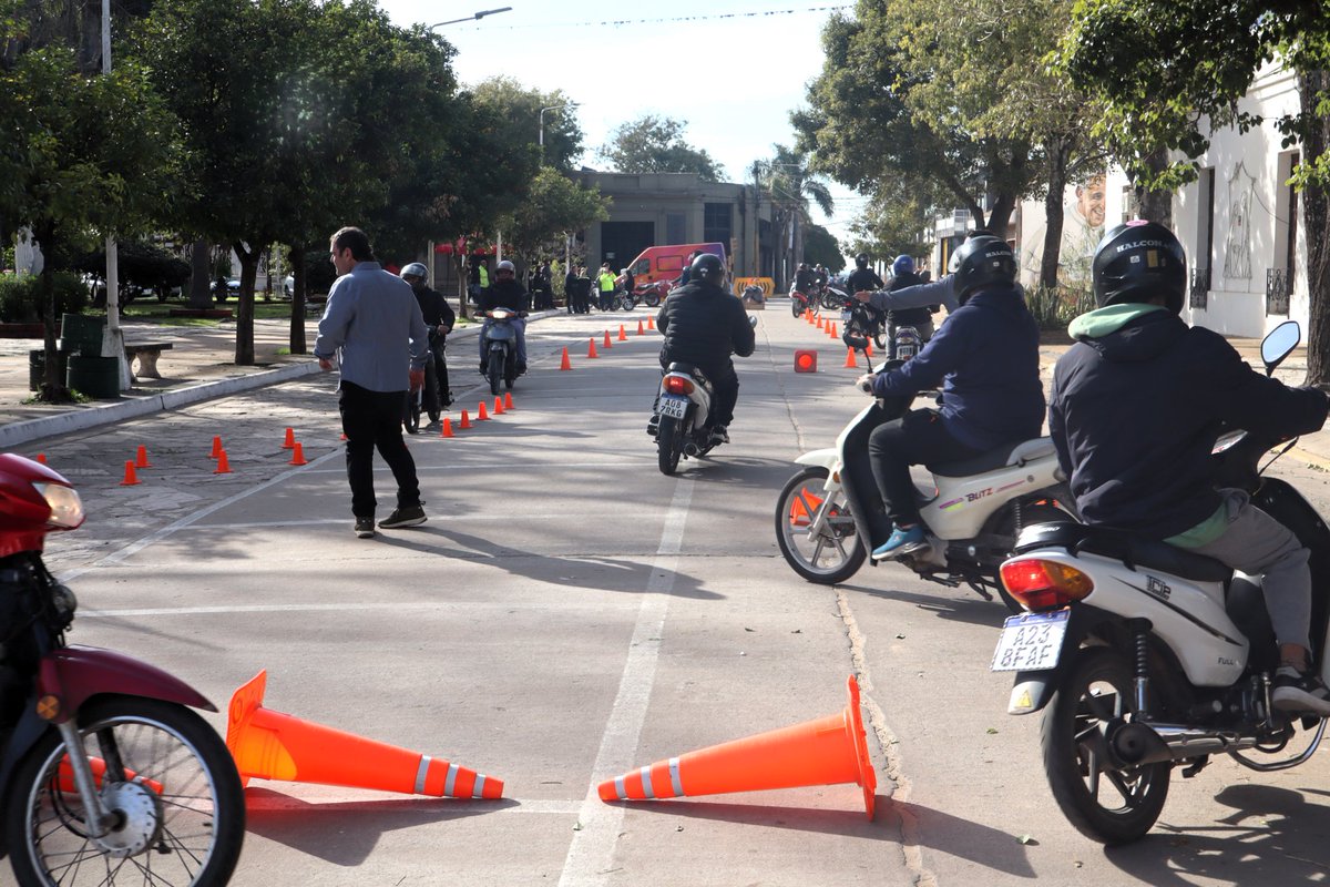 RedSegVial's tweet photo. #Coronda
🏍️Continuamos recorriendo las ciudades de la provincia con las Clínicas de Conducción Segura de Motos con canje de cascos para abordar una de las problemáticas viales más importantes.👇🏼 https://t.co/RhvIUQRyEv