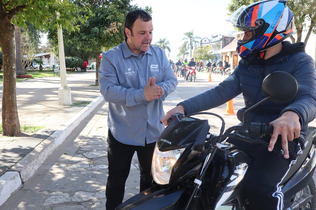 RedSegVial's tweet photo. #Coronda
🏍️Continuamos recorriendo las ciudades de la provincia con las Clínicas de Conducción Segura de Motos con canje de cascos para abordar una de las problemáticas viales más importantes.👇🏼 https://t.co/RhvIUQRyEv