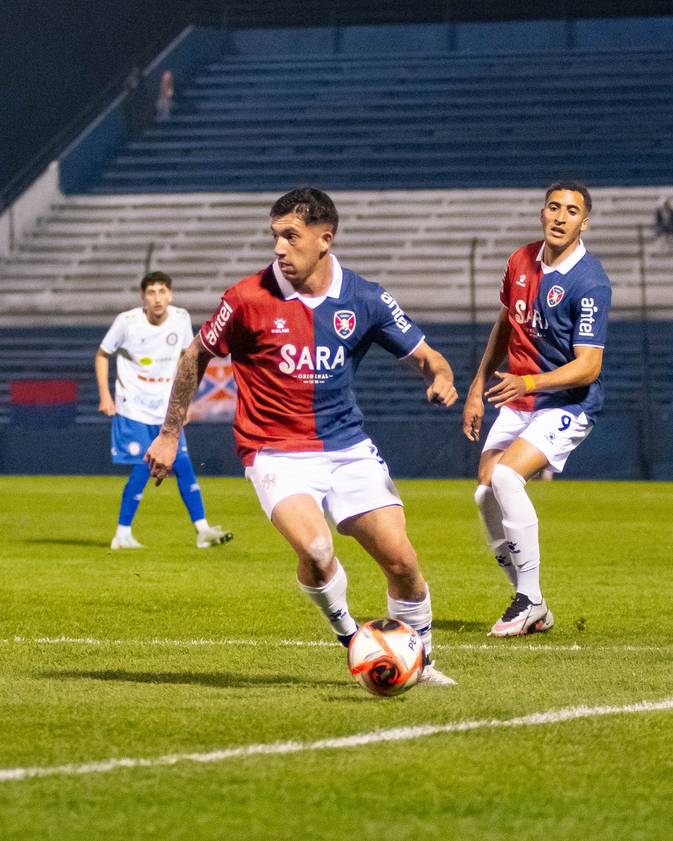 albion_uy's tweet photo. 𝗘𝗡𝗧𝗥𝗘𝗧𝗜𝗘𝗠𝗣𝗢 ⏱️

Albion 1️⃣-0️⃣ Paysandú 

🔴🔵
#VamosPionero #AlbionFC https://t.co/FGjAYEcme8