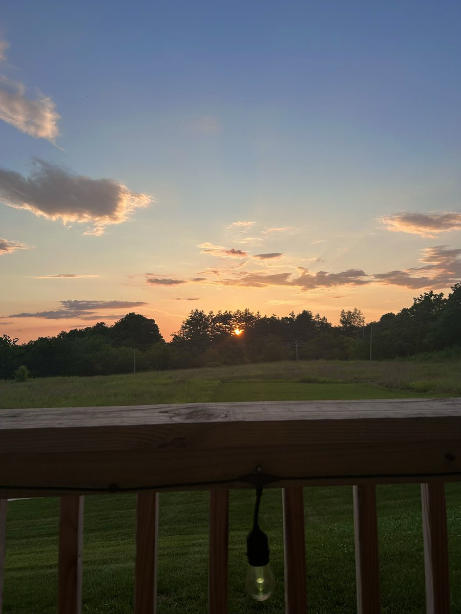 NeonDiamondxx's tweet photo. views from my back deck 🌅☁️ https://t.co/UtJp5oREdh