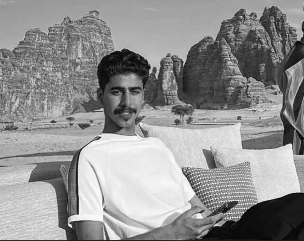 SaudiNews50's tweet photo. أسرة #محمد_القاسم يجدون سجادة الصلاة مفروشة داخل مقر سكنه في كامبريدج.

- https://t.co/azL0bjcfZa
