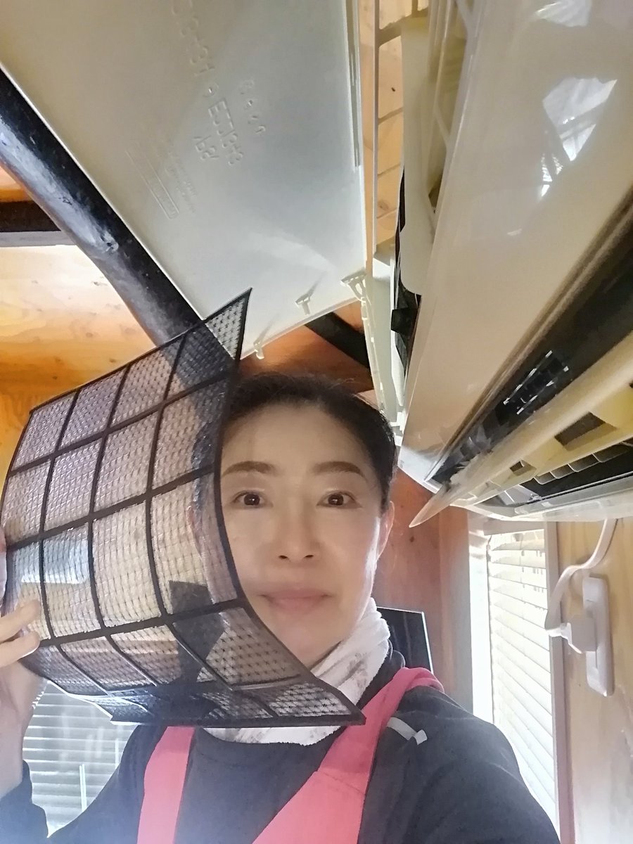 bosoclean's tweet photo. 【エアコンフィルター、お掃除してますか？】

エアコンの効きが悪い、嫌な臭いがする・・・
ほこりでいっぱいかも～💦

定期的なエアコンクリーニングもおすすめです。エアコンフィルターやクリーニングの件でご相談ください💕

#エアコンフィルター
#エアコンクリーニング
#千葉県家事代行サービス https://t.co/A2NzncJyCo