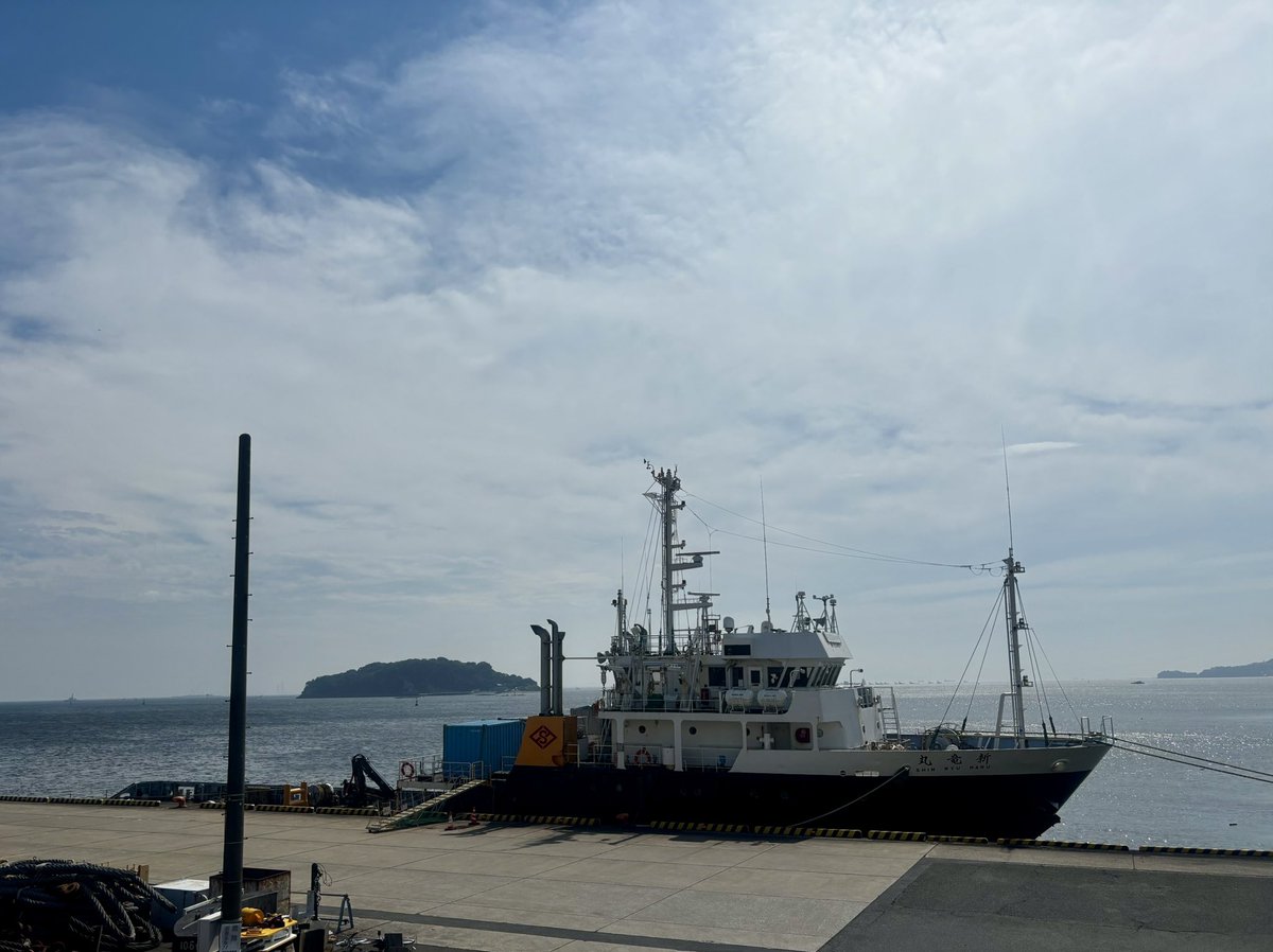 令和7年8月7日、今日の横須賀新港ふ頭のようすです。
まだまだ暑いというのに今日は立秋、暦の上では秋が始まります。気候とズレがあるのは、太陽の黄経135度を基準にしているからなのだそうです。