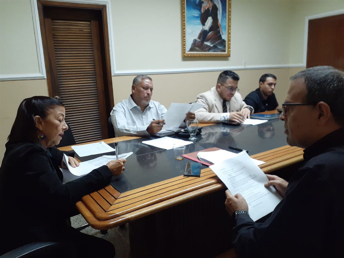 Iniciamos las evaluaciones de las postulaciones a la Orden al Mérito del Abogado y Abogada "Carlos Escarra Malavé" del Consejo Legislativo del estado Zulia.
instagram.com/reel/DM9E5PeAN…