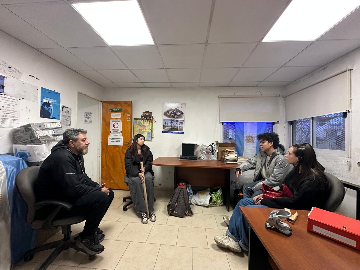 Visita de jovenes Estudiantes del último año del Colegio San José Obrero quienes eligieron a nuestra organización como proyecto de su Tesis Social, nos estarán acompañando en distintas actividades desarrollando un futuro informe sobre nuestra comunidad. Apoyando la cultura-social
