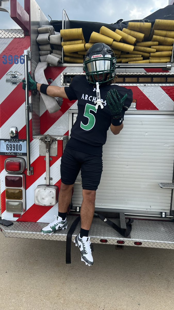 5JosiahM's tweet photo. I want to thank @SidelineSwami1 for allowing me and my teammates to experience this and be apart of you guy’s photo shoot @AndreGoodwell #seniorszn https://t.co/4u6sVAt3TX