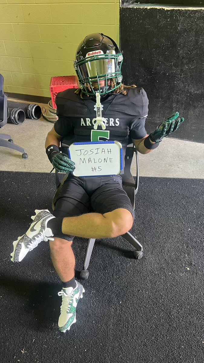 5JosiahM's tweet photo. I want to thank @SidelineSwami1 for allowing me and my teammates to experience this and be apart of you guy’s photo shoot @AndreGoodwell #seniorszn https://t.co/4u6sVAt3TX