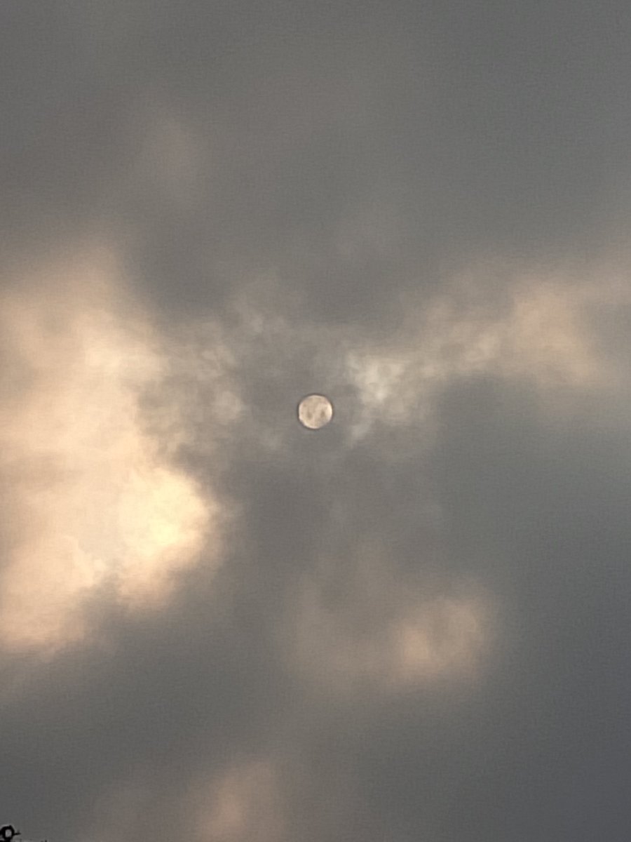 Kukira bulan eh ternyata matahari