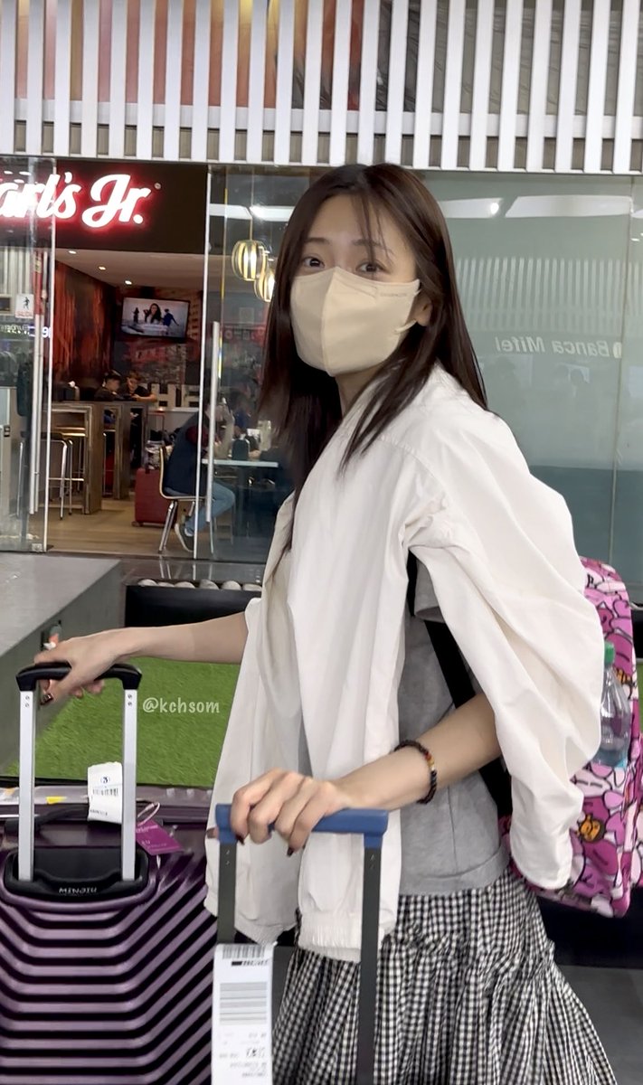 kchsom's tweet photo. Minji ya está en Mexico 🥰🇲🇽

#유아유 #UAU #지유 #JIU https://t.co/UlPxkTXzVe