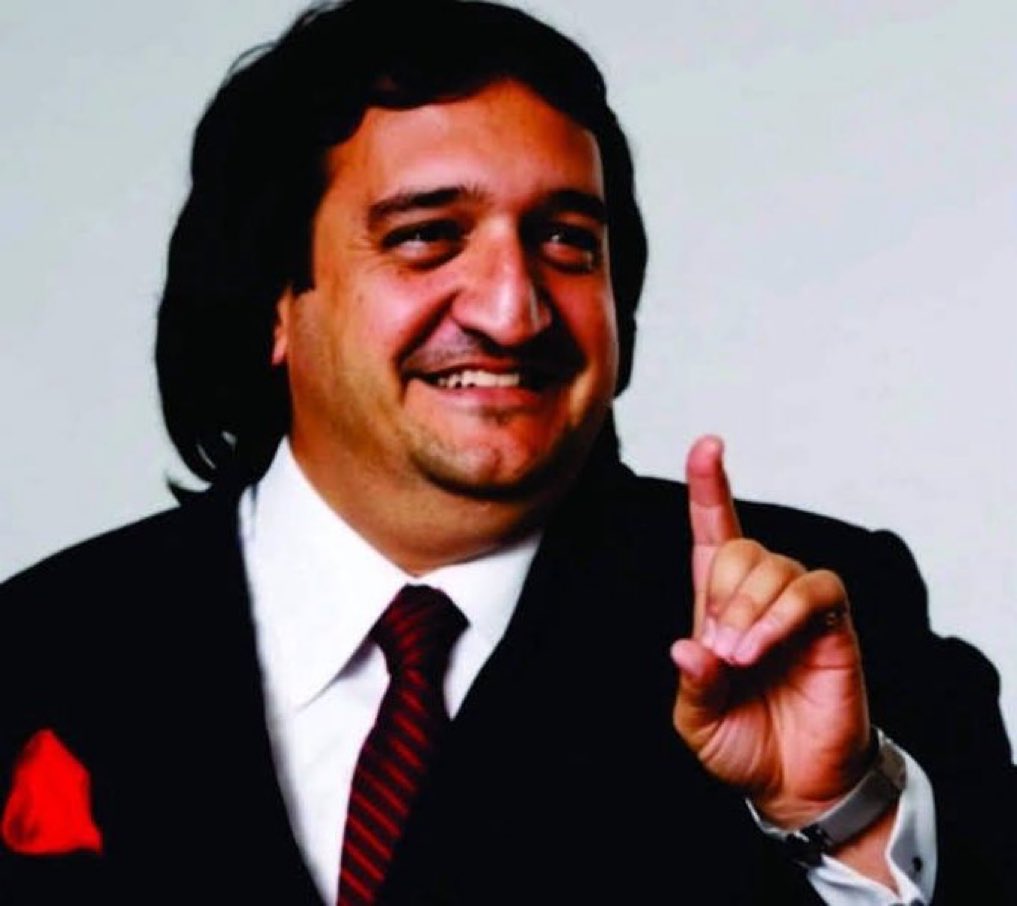 O sea, me fui, de vacaciones, a Japón, merecidísimas, después, de largas, y extenuantes, jornadas de trabajo.

No somos iguales! Papi me autorizó a vivir como junior. Mis contratos con #ElClan avalan y justifican mi estilo de vida, “en modesta medianía”.

PD. Ya quisieran, nacos!