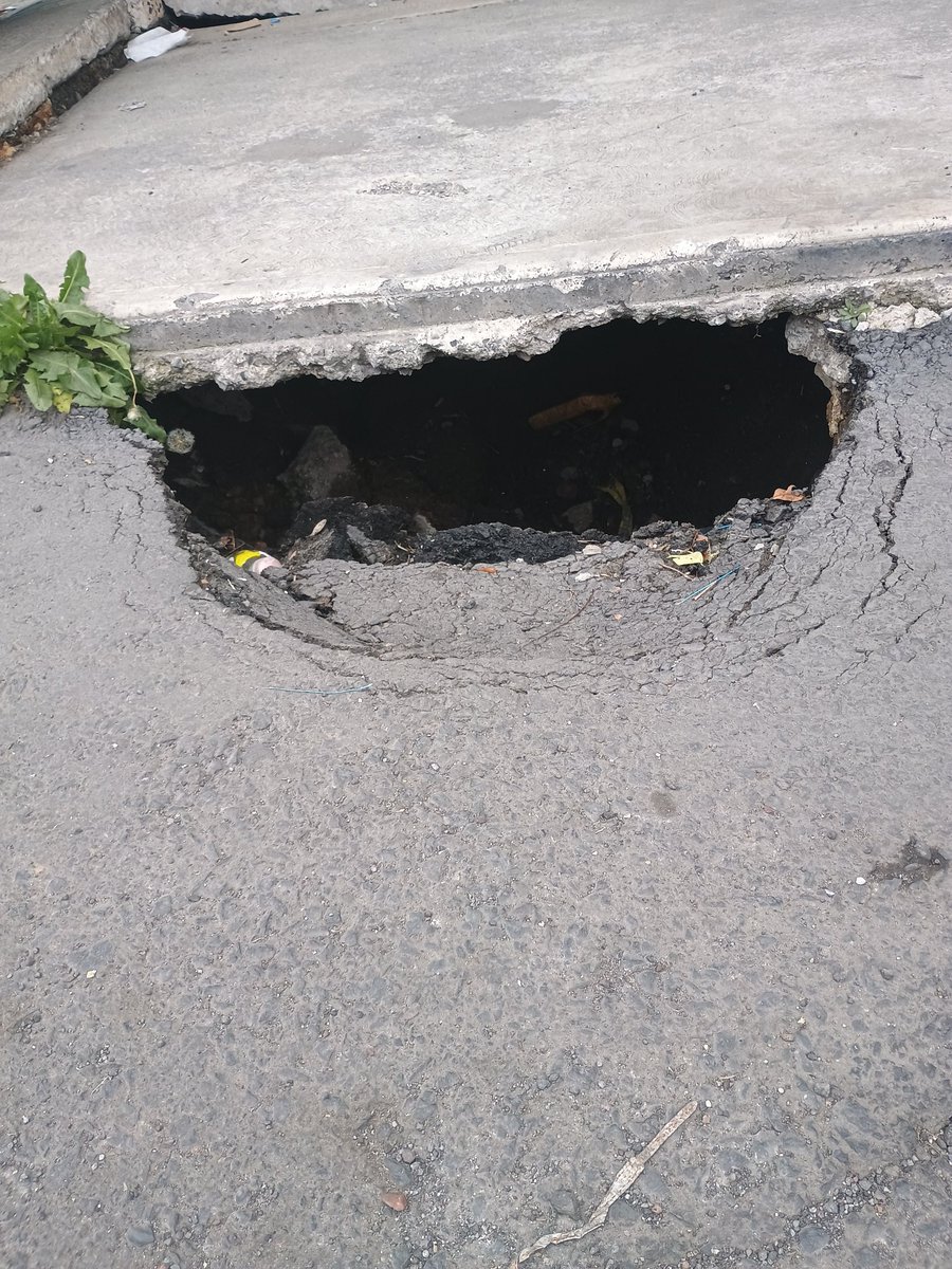 jgcisneros08's tweet photo. #socavon av Tláhuac. Esa Álvaro Obregón  col el triángulo @TlahuacRenace @bereheca @PCTLAHUAC @telediario @Rodolfodorantes @C5_CDMX https://t.co/9XfIXtewlB