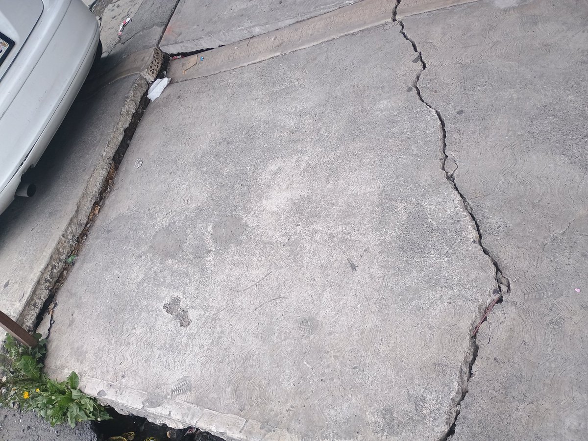 jgcisneros08's tweet photo. #socavon av Tláhuac. Esa Álvaro Obregón  col el triángulo @TlahuacRenace @bereheca @PCTLAHUAC @telediario @Rodolfodorantes @C5_CDMX https://t.co/9XfIXtewlB