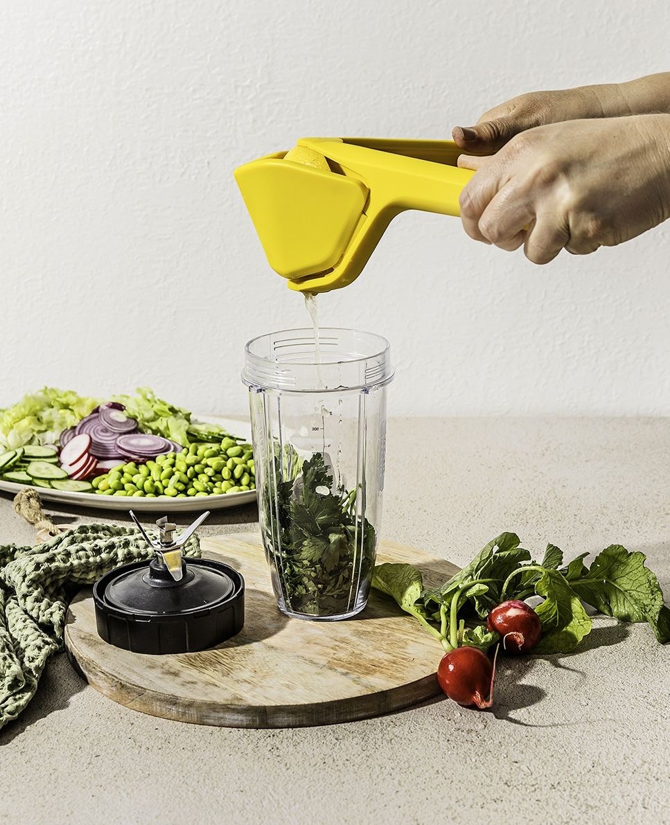 The force is strong. 🍋💪

Fluicer's unique hinged mechanism presses the fruit in half from the sides like juicing with your hands, requiring less force and making it easy peasy lemon squeezy to use!

dreamfarm.com/fluicer