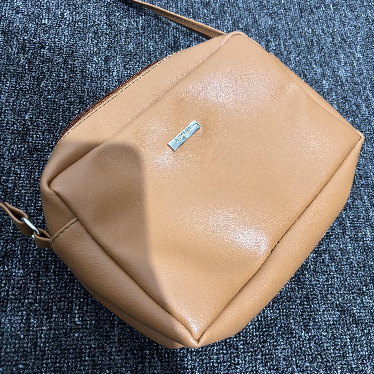 throive's tweet photo. want to sell slingbag oranye. merk bracini, beli di zalora. jual 15k aja. bisa oren ya :) https://t.co/rQWO0dqt7a