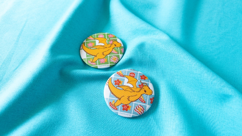 pokemon_pdc's tweet photo. 【３】#ふくい応援ポケモン「#カイリュー」と、福井県坂井市丸岡町を中心に生産される「越前織」がコラボした織物バッジが登場🎊✨
越前織ならではの繊細さとあたたかみを感じられるよ🥰
ぜひ手に取ってみてね！🧡

くわしくはこちら👇
https://t.co/bPjjBjNJ6n #ポケモンローカルActs #福井県 https://t.co/Ir6VfU4RAr