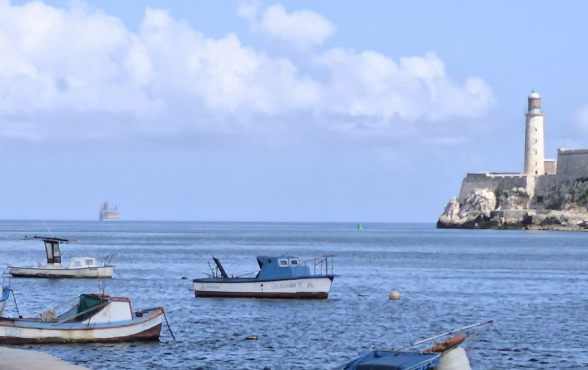 14ymedio's tweet photo. La Habana se #despide de la 'Suheyla Sultan', su #patana_turca más potente https://t.co/vnT3kEkzwy

👉🏻De las ocho centrales flotantes que tuvo Cuba, ya solo queda una, en Regla, que sufre la falta de combustible https://t.co/dsSucWVEf4